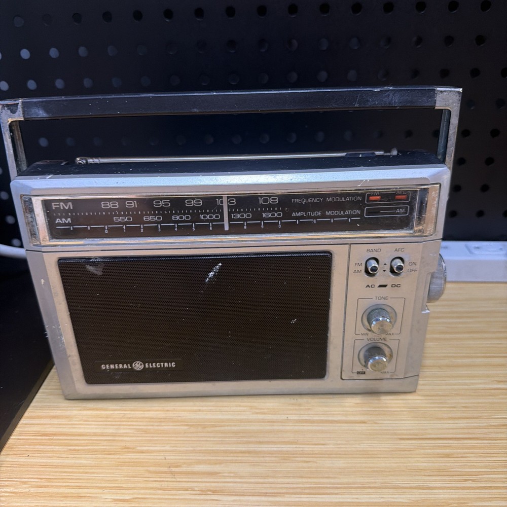 Vintage General Electric AM/FM Portable Radio AC/DC Model 7-2850H WORKING *