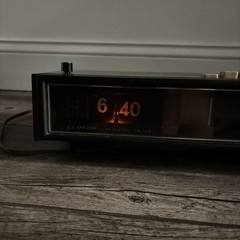 Vintage LLOYDS AM FM Radio Alarm FLIP Clock Model IJ61G-131a