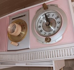 MOTOROLA (Model C19P-32) Clock/AM Radio, MCM – Pink/White, 1963, USA