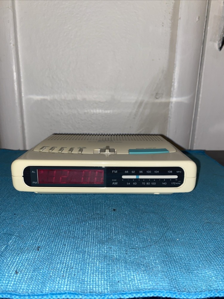 Vintage GPX Gran Prix AM/FM Radio Alarm Clock, model D520 White Works Great!