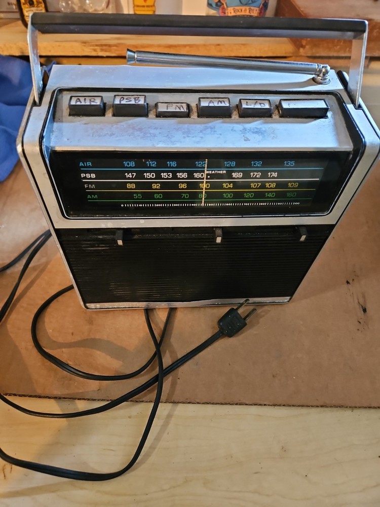 Zennith Solid State Portable Am/Fm/PSB/AIR Radio