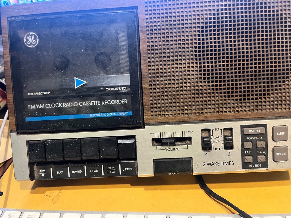 VINTAGE GE FM AM CLOCK RADIO CASSETTE RECORDER MODEL 7 4956B