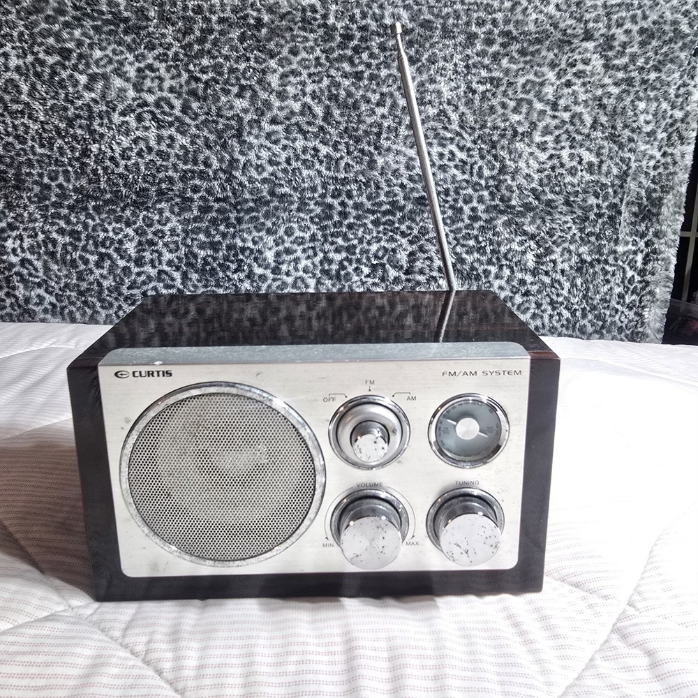Vintage  Curtis AM/FM Radio Retro Tabletop Woodgrain Cabinet Silver Face