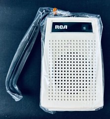 RCA PORTABLE AM POCKET RADIO WRIST STRAP EARPHONES VTG 1970’s NEW NOS RZG-101J