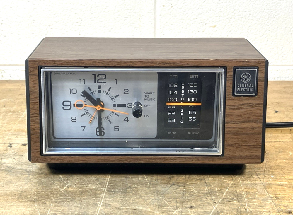 Vintage General Electric Alarm Clock AM/FM Radio Model No. 7-4550D 1982/TESTED