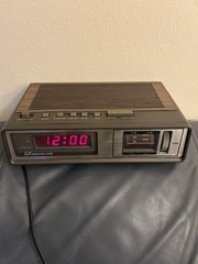 Sears Model 564.23152350 AM FM Electronic Clock Radio Alarm 1983 Works Fine