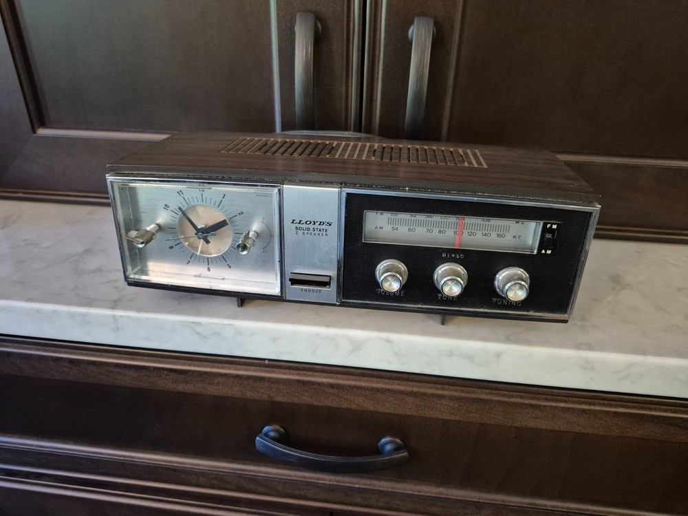 LLOYD&rsquo;S SOLID STATE 2 SPEAKER CLOCK/RADIO MODEL Vintage 9J42G-37A Alarm Clock