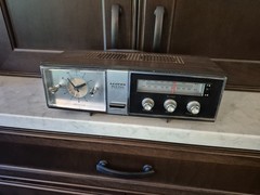 LLOYD&rsquo;S SOLID STATE 2 SPEAKER CLOCK/RADIO MODEL Vintage 9J42G-37A Alarm Clock