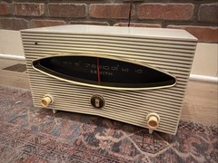 Vintage ZENITH S-40273 Long Distance AM Radio Futuristic Modern MCM Powers On