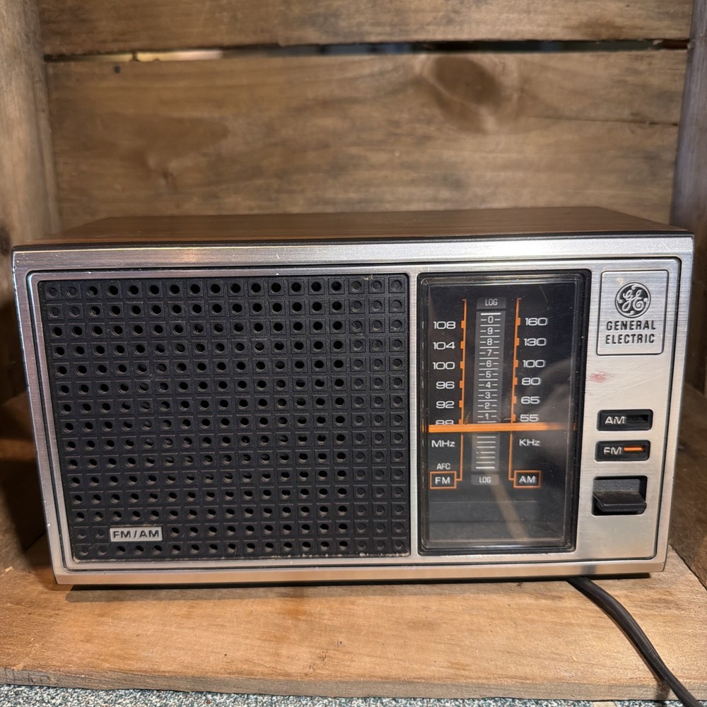 Vintage GE General Electric AM/FM Radio 120 Volts 7-4115B Works!