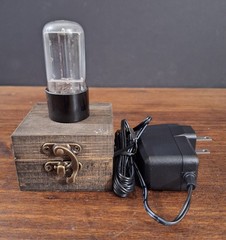 Old Vintage Radio Lighted Vacuum Tube – Novelty Night Light / LED Amp Desk Lamp
