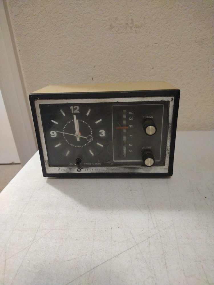 General Electric AM Radio Alarm Clock Beige Model 7-4725A Vintage. Read Descr. E