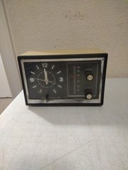 General Electric AM Radio Alarm Clock Beige Model 7-4725A Vintage. Read Descr. E