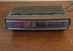 Vintage Woodgrain GE AM FM Clock Radio Red LED 7-4625C