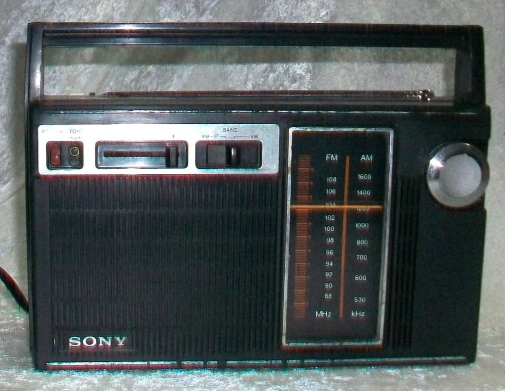 Vintage Sony Portable FM AM Solid State Transistor Radio TFM-7070W Hong Kong