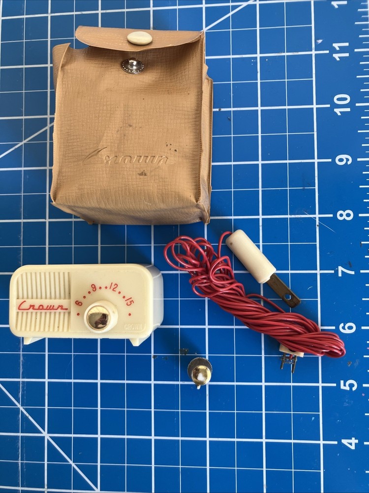 Vintage Crown Radio Made In Japan UNTESTED With Pouch As Is