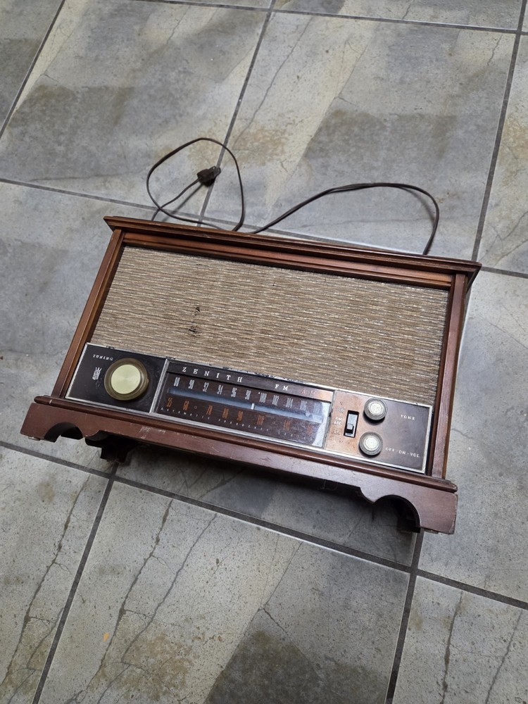 Vintage 1950&rsquo;S Zenith tube wood table Radio Long Distance AM/FM Model K731 Works