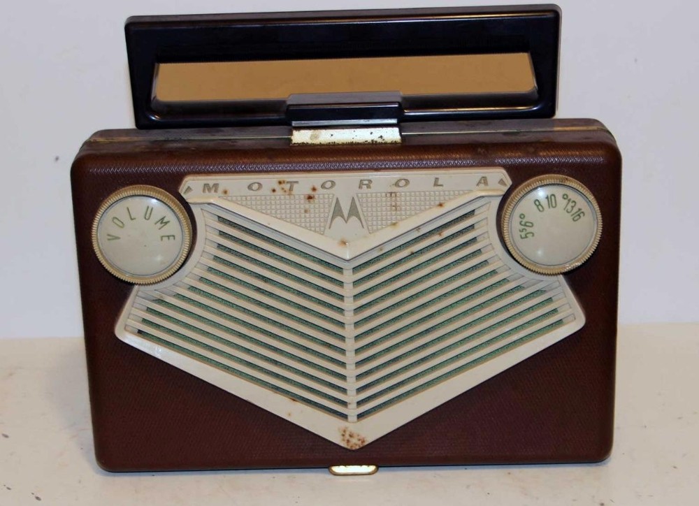 VINTAGE MOTOROLA GOLDEN VOICE 56B1A PORTABLE TUBE RADIO W/ ORIGINAL CORD