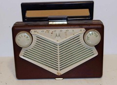 VINTAGE MOTOROLA GOLDEN VOICE 56B1A PORTABLE TUBE RADIO W/ ORIGINAL CORD