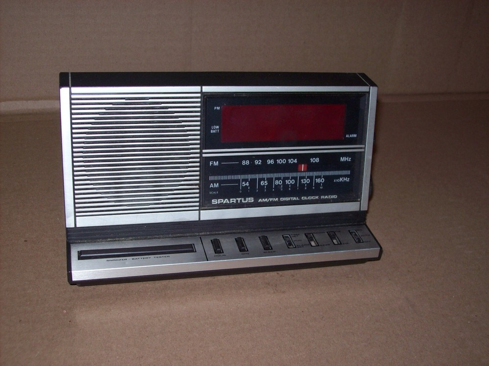 vintage Spartus AM/FM Digital Radio 1980&rsquo;s British Hong Kong model 0115-61