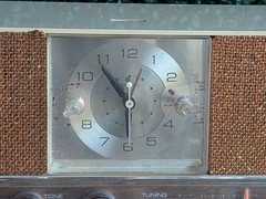 Vintage GE C-1450A Alarm Clock Radio – 1960s Beige with Cloth Speakers
