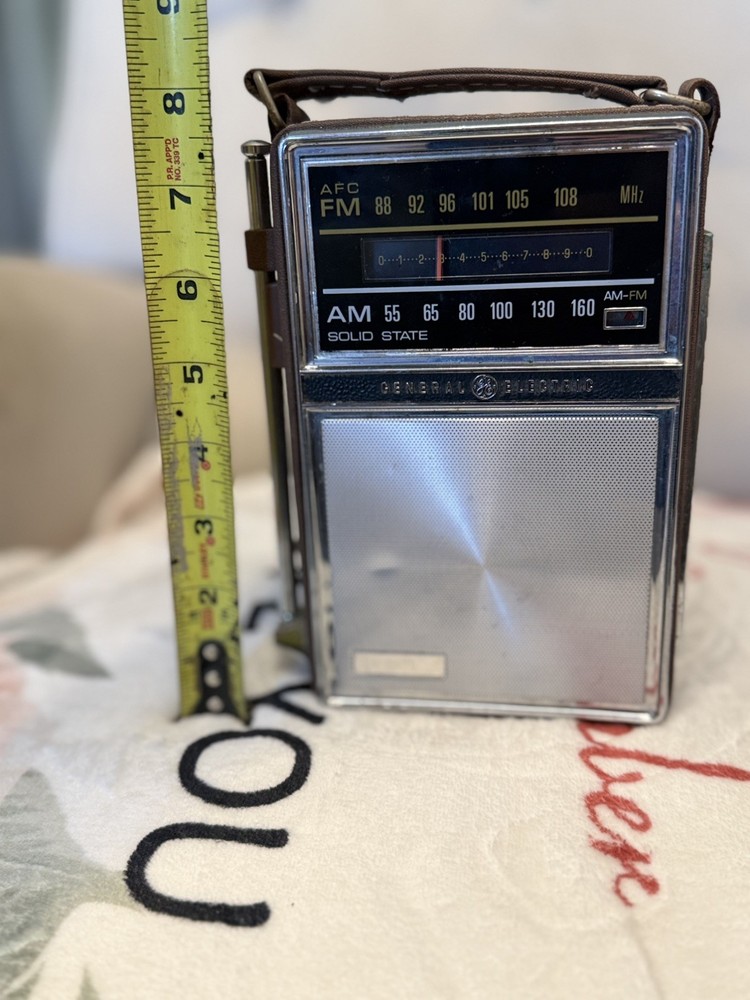 Vintage General Electric Portable AM FM Radio Model P977B AM FM 1970&rsquo;s – Tested