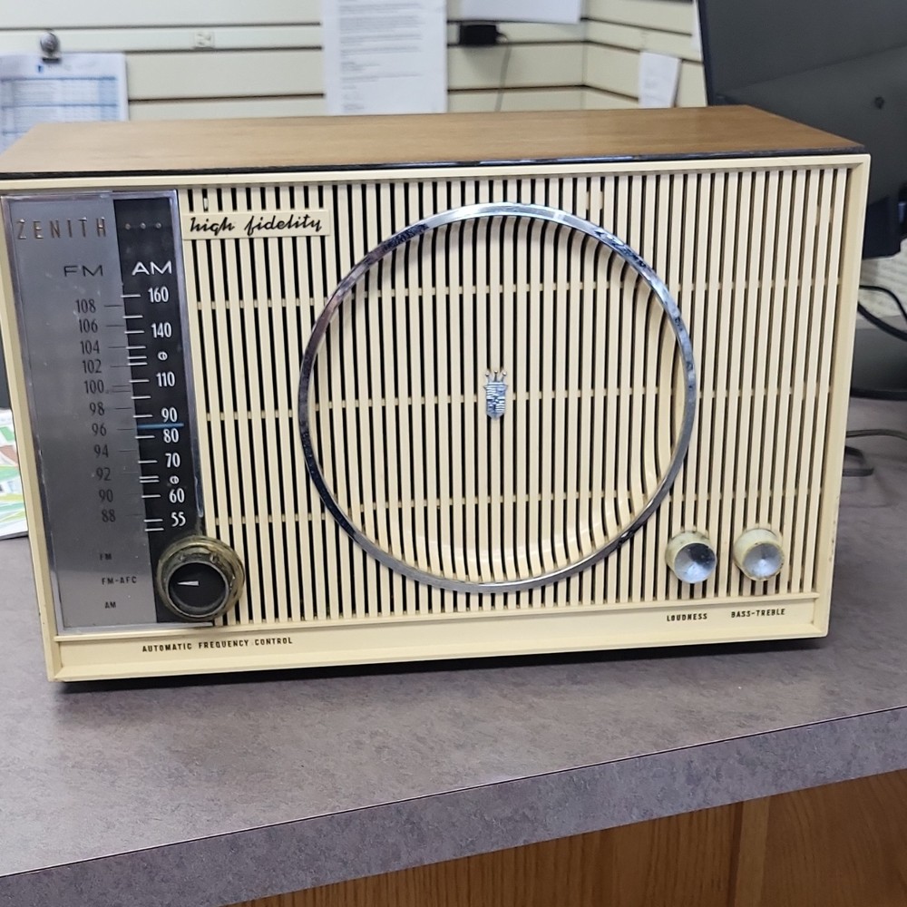 Zenith C845Y AM/FM Vintage Radio Loudness Bass-Treble Phono AFC High Fidelity