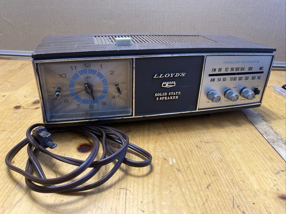 1960&rsquo;s Lloyds AM/FM Clock Radio tested & works #5J96G. Read Description