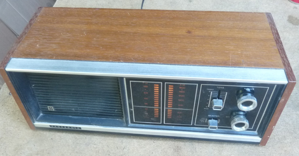 Vintage 1970&rsquo;s Wood Cased Panasonic Model RE-7371 AM-FM Radio Made in Japan