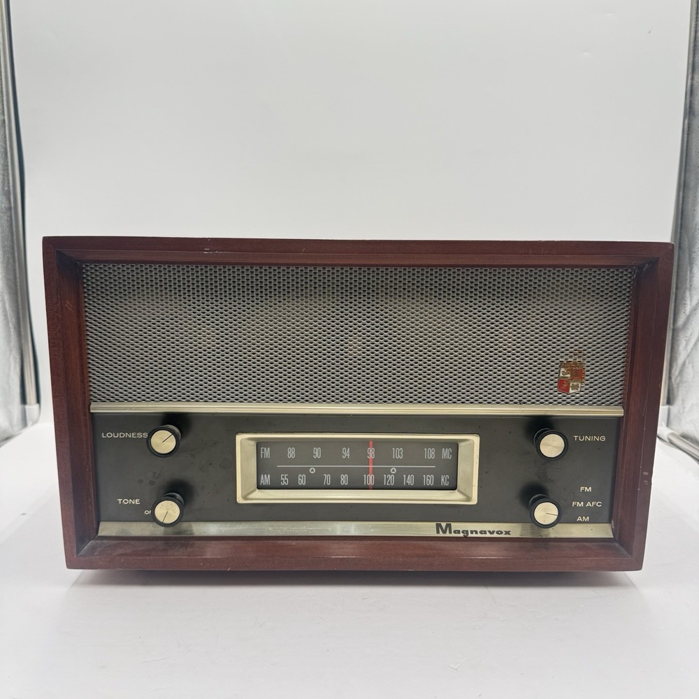 E1 Magnavox Radio Vintage Wood Case AM FM AFC I think model FM-21