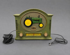 John Deere Vintage Style Green Tabletop AM/FM Radio Battery Powered AC Adapter