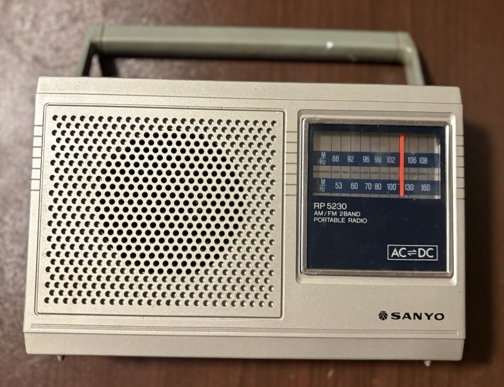 ORIGINAL RETRO VINTAGE Sanyo RP 5230 AM FM Portable Radio AC/DC works!