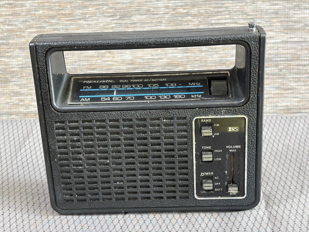 Vintage Rare 70s Radioshack Realistic Radio 12-663 AM FM Portable AC/DC