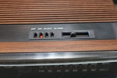GE 7-4305B WALNUT GRAIN ELECTRIC CLOCK RADIO–READ!!