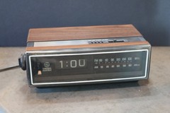 GE 7-4305B WALNUT GRAIN ELECTRIC CLOCK RADIO–READ!!