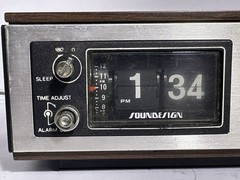Vintage Soundesign 3461 Flip Clock AM/FM Alarm Radio Woodgrain 1970s