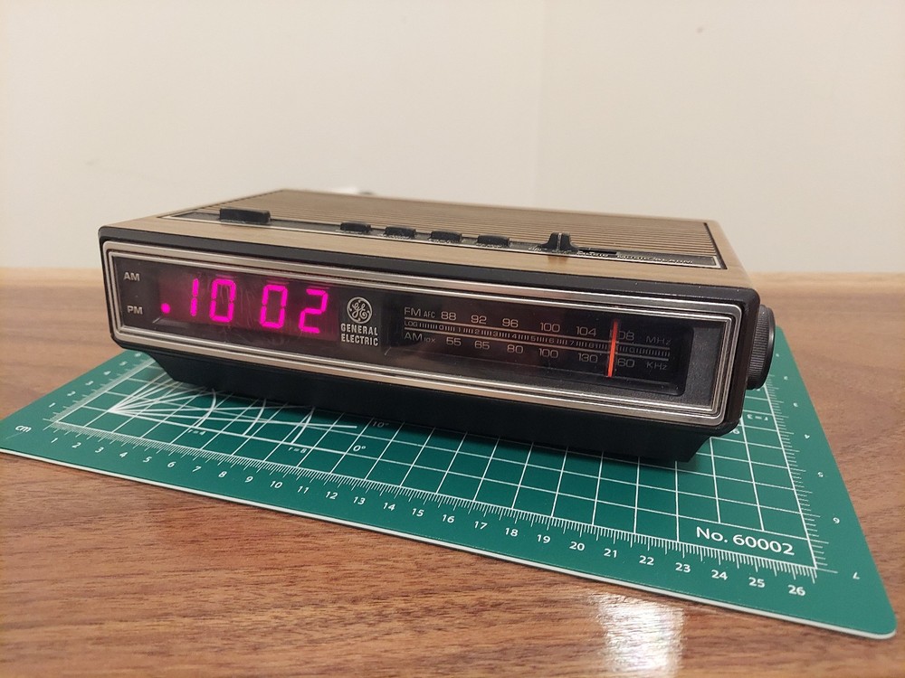 Vintage GE General Electric 7-4625C AM/FM Radio Alarm Clock Walnut Grain-Tested