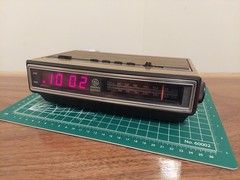 Vintage GE General Electric 7-4625C AM/FM Radio Alarm Clock Walnut Grain-Tested