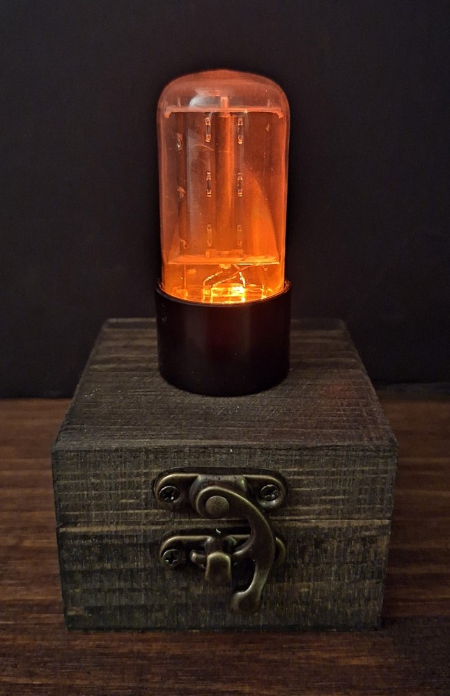 Old Vintage Radio Lighted Vacuum Tube – Novelty Night Light / LED Amp Desk Lamp