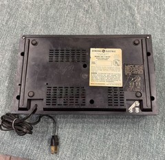 Vintage General Electric GE Model 7-4670F AM/FM Clock Radio Woodgrain