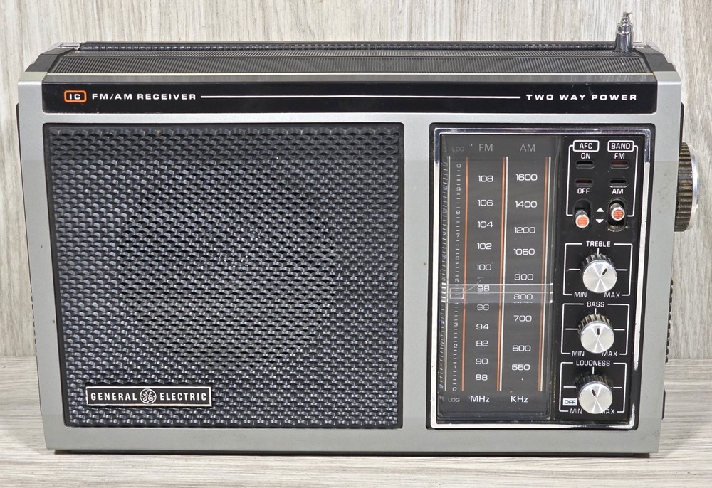 General Electric GE 7-2875A Portable AM/FM Radio – TESTED –