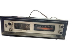 Vintage Solid State Digital Alarm/ Flip Clock/AM Radio 51144 Works good