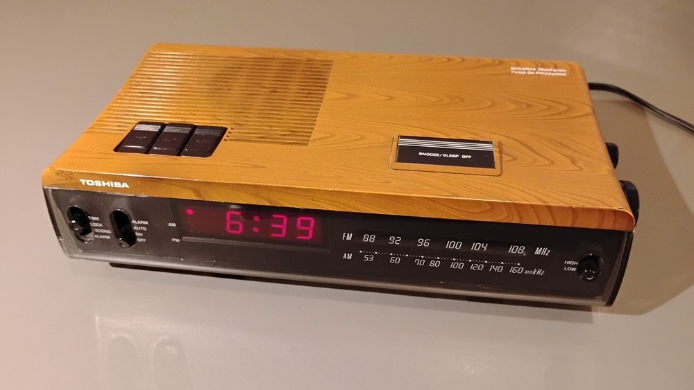 TOSHIBA Alarm Clock Radio *Vintage* Wood Grain 1980&rsquo;s / Model RC-7180F