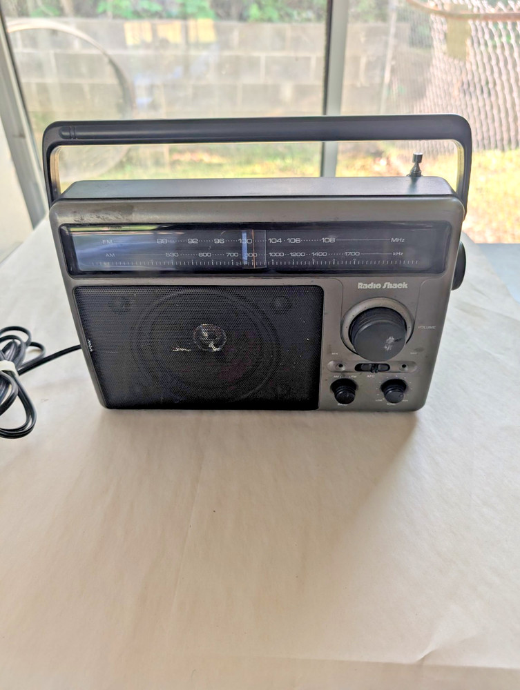 Vintage Radio Shack Realistic Portable Radio Model 12-639 – Tested/Working