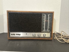 General Electric AM/FM Dual Speaker Radio – Wood Frame Made In Columbia Working