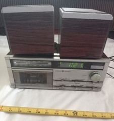 GE AM/FM clock radio cassette recorder – Model 7 4984A, tested & working.
