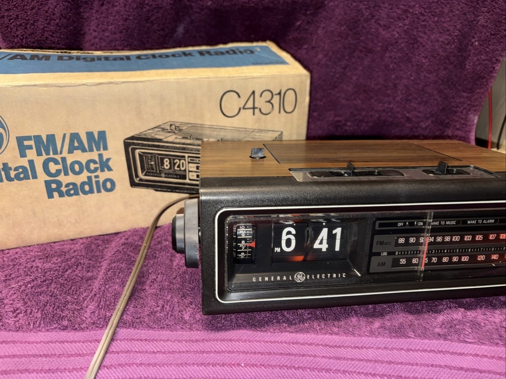 General Electric GE C4310 A Flip Clock Radio With Alarm EXCELLENT w/box