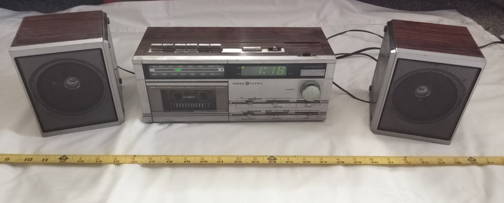 GE AM/FM clock radio cassette recorder – Model 7 4984A, tested & working.