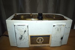 Vintage 1950&rsquo;s Truetone AM clock Radio , works Model 2420A