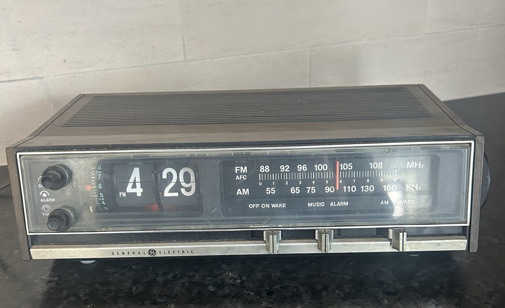 VTG General Electric Flip Clock AM / FM Alarm Radio C4320A READ